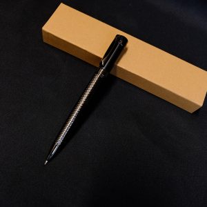 ブラック×シルバー 螺旋彫刻 スチール製 ボールペン